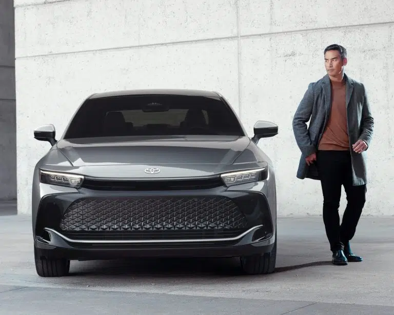 toyota-2025-crown-limited-exterior-heavy-metal-front-l