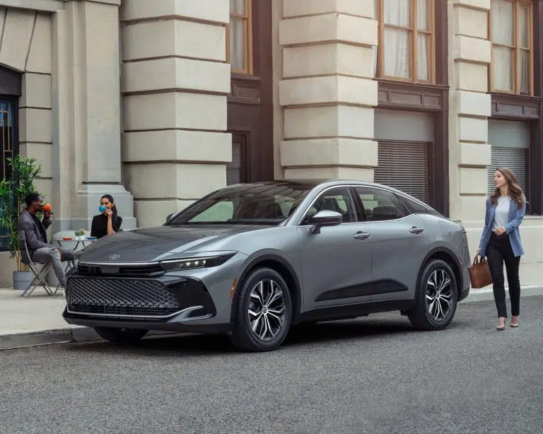 toyota-2025-crown-limited-exterior-heavy-metal-l