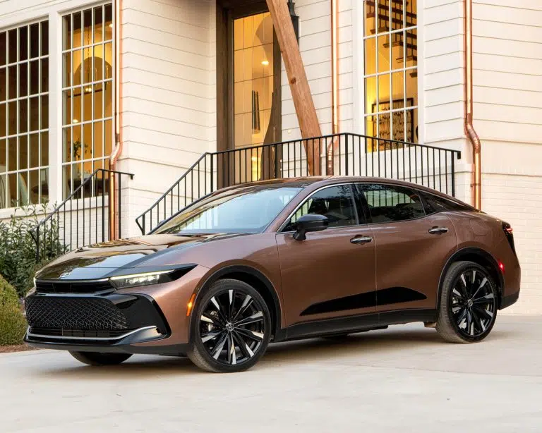 toyota-2025-crown-platinum-exterior-bronze-age-black-side-l