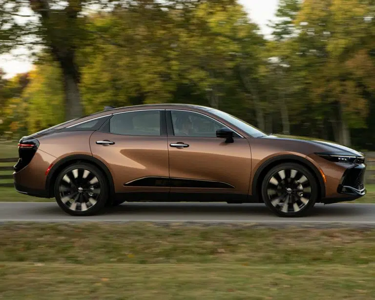 toyota-2025-crown-platinum-exterior-bronze-age-black-side-profile-l