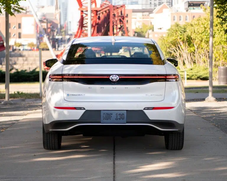 toyota-2025-crown-platinum-exterior-oxygen-white-rear-l