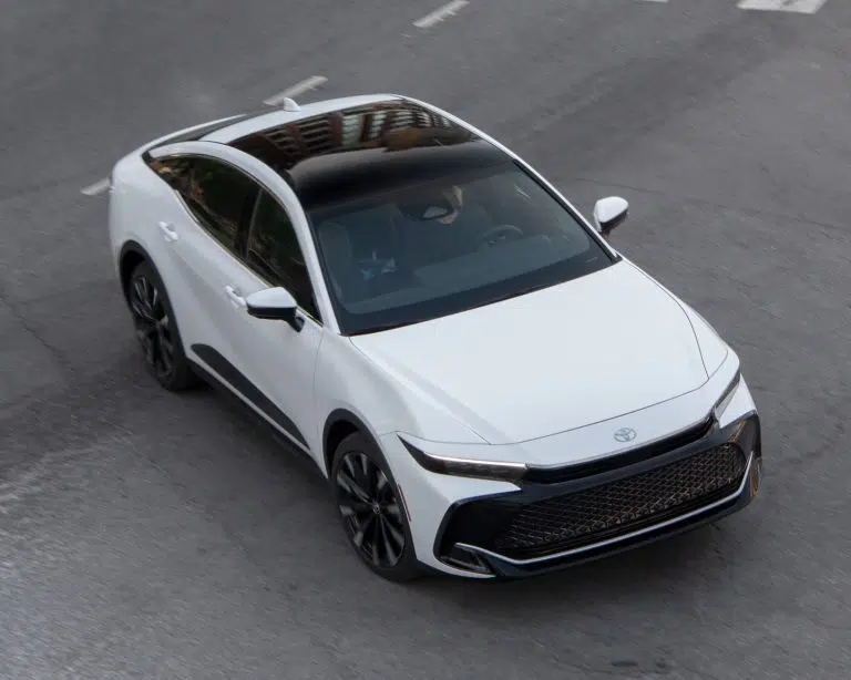 toyota-2025-crown-platinum-exterior-oxygen-white-top-l