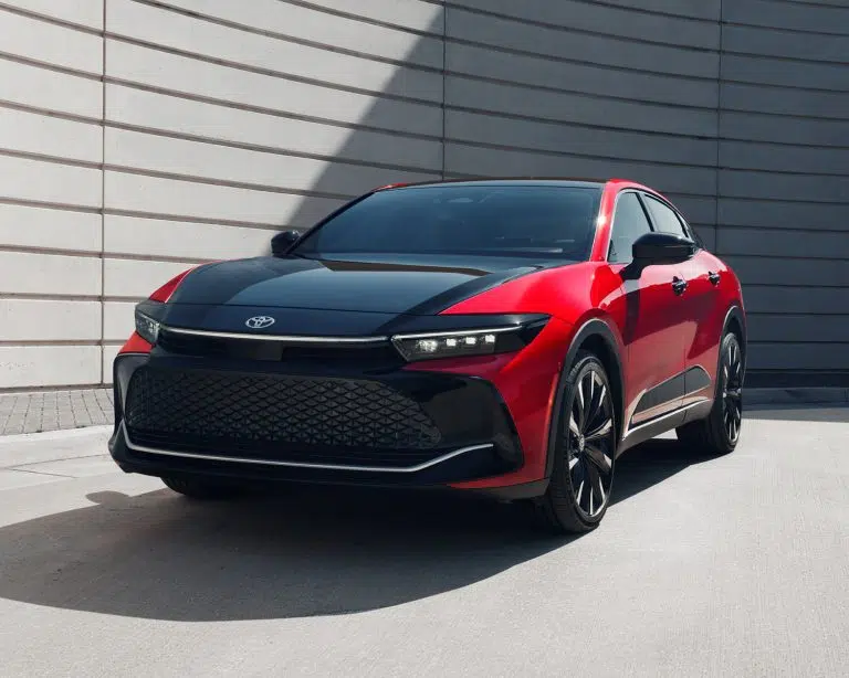 toyota-2025-crown-platinum-exterior-supersonic-red-black-l