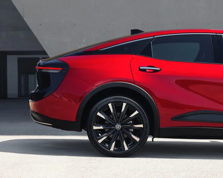 toyota-2025-crown-platinum-exterior-supersonic-red-wheel-rim-l