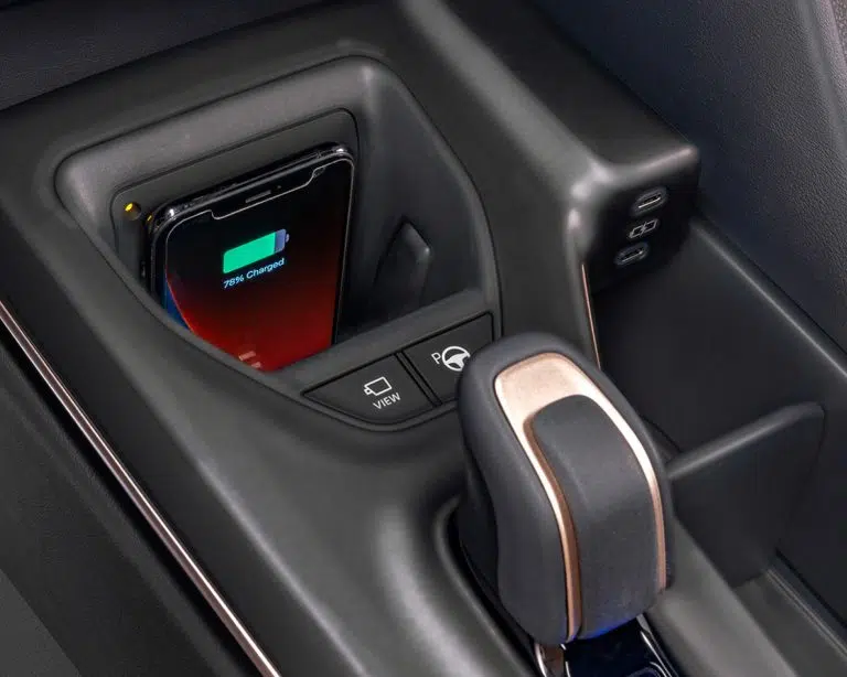 toyota-2025-crown-platinum-interior-qi-wireless-charging-l