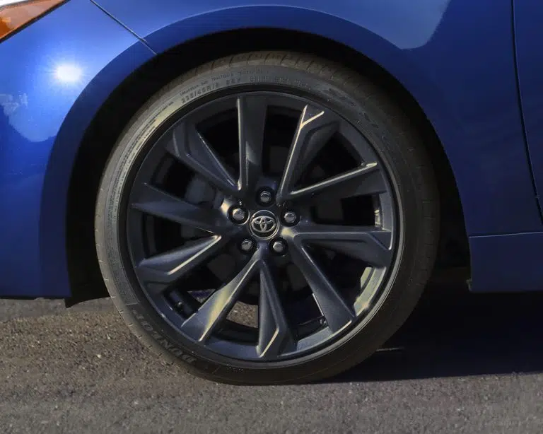 toyota-overview-gallery-2025-corolla-hatchback-18-inch-alloy-wheels-l