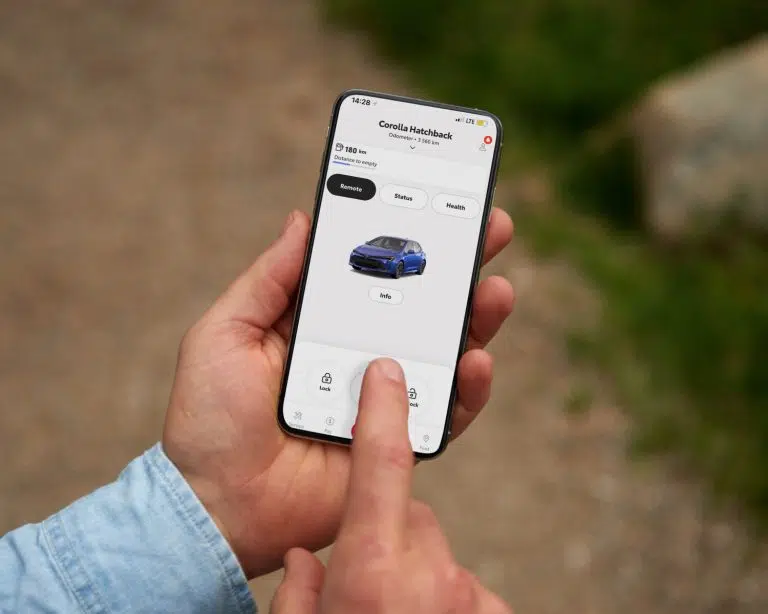 toyota-overview-gallery-2025-corolla-hatchback-toyota-app-l