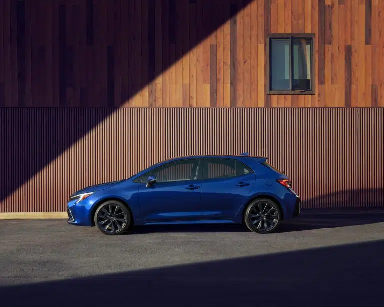 toyota-overview-gallery-2025-corolla-hatchback-xse-blue-crush-metallic-profile-l