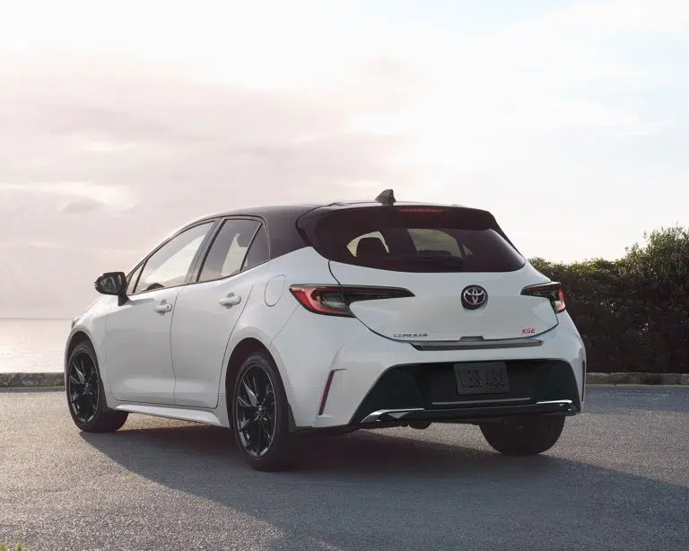 toyota-overview-gallery-2025-corolla-hatchback-xse-wind-chill-pearl-with-black-roof-rear-l