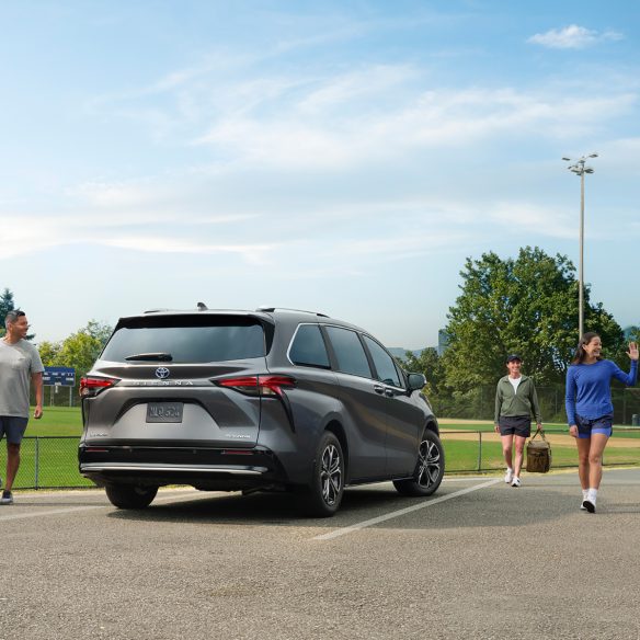 toyota-2025-sienna-platinum-magnetic-gray-metallic-l