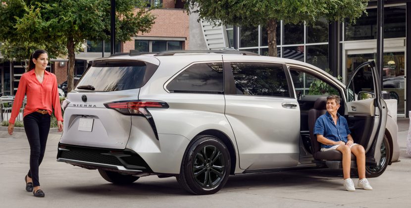 toyota-2025-sienna-xse-celestial-silver-metallic-power-mobility-seat-l