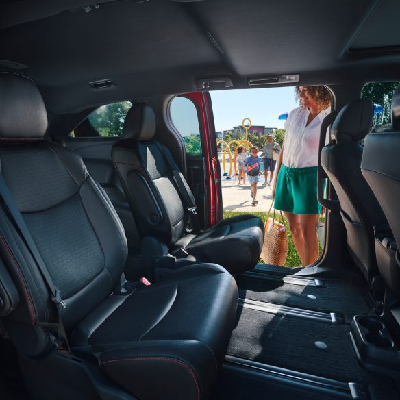 toyota-2025-sienna-xse-second-row-seating-l