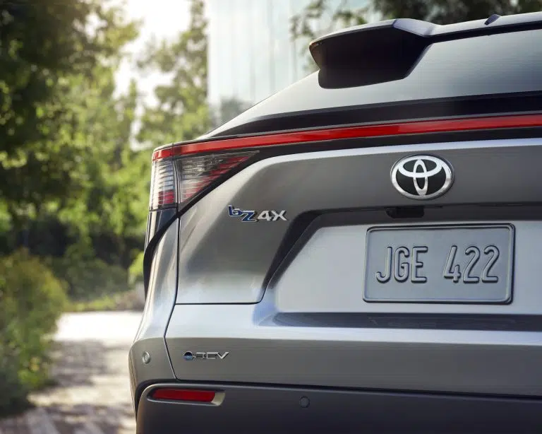 toyota-2025-bz4x-xle-tech-heavy-metal-black-roof-logo-l