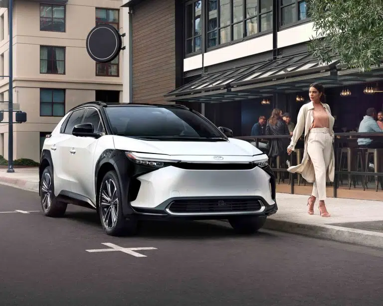 toyota-2025-bz4x-xle-tech-wind-chill-pearl-black-roof-front-l