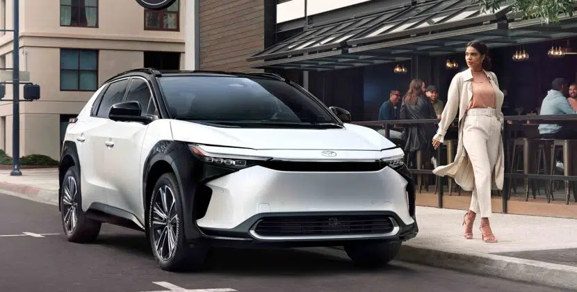 toyota-2025-bz4x-xle-tech-wind-chill-pearl-black-roof-front-l