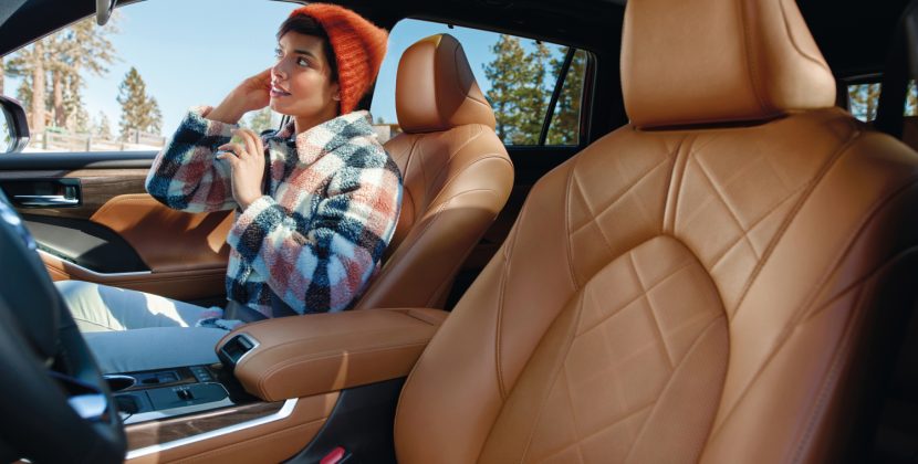 toyota-2025-highlander-interior-glazed-caramel-front-seats-l