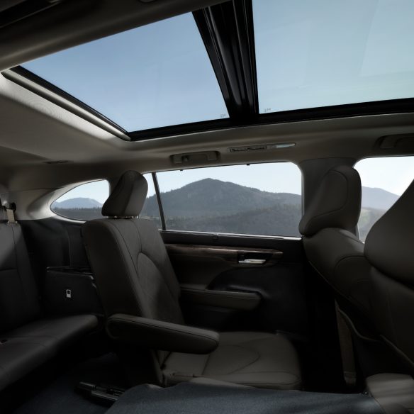 toyota-2025-highlander-platinum-interior-black-seating-l