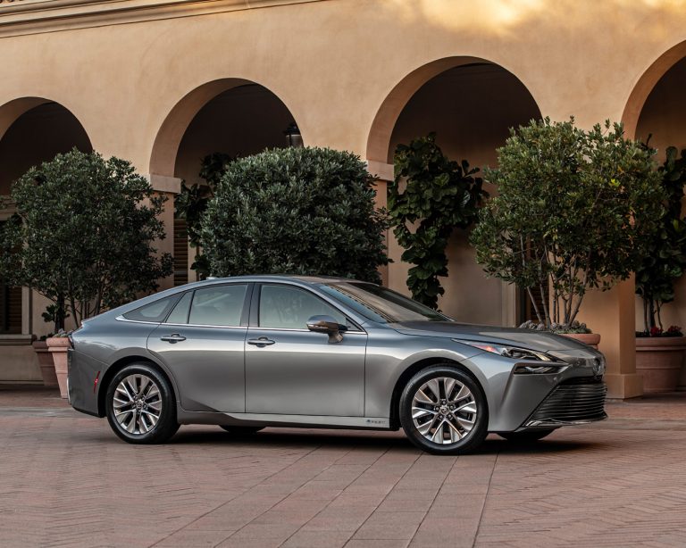 toyota-2025-mirai-xle-heavy-metal-profile-l