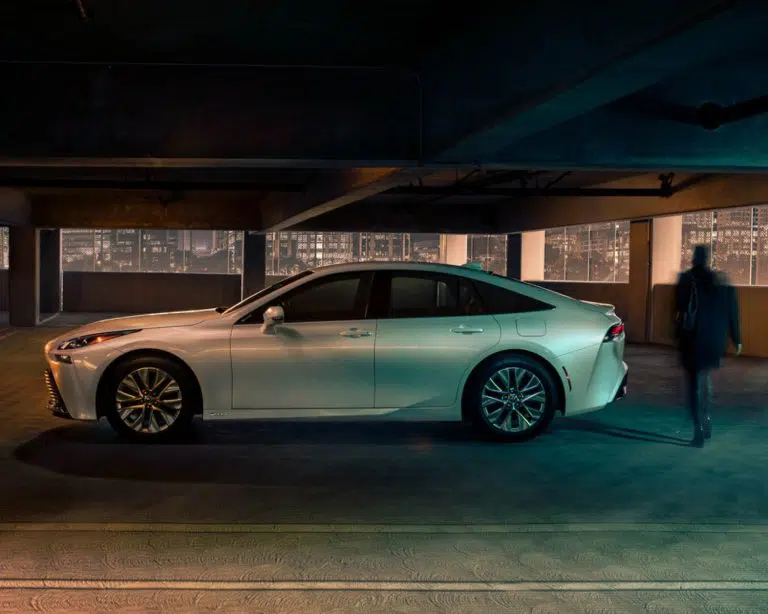toyota-2025-mirai-xle-oxygen-white-profile-l