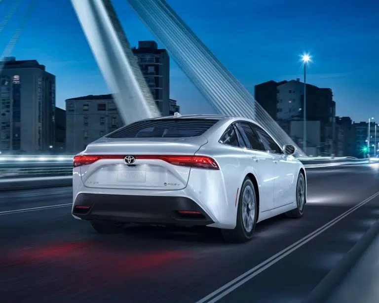 toyota-2025-mirai-xle-oxygen-white-rear-l