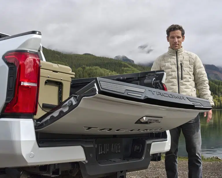toyota-2025-tacoma-hybrid-limited-wind-chill-pearl-tailgate-l